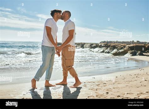 Jeune couple gay embrassant à la plage Photo Stock Alamy