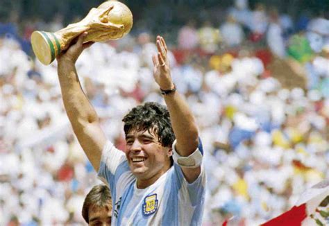 Maradona indagato il medico dell ex calciatore è omicidio colposo