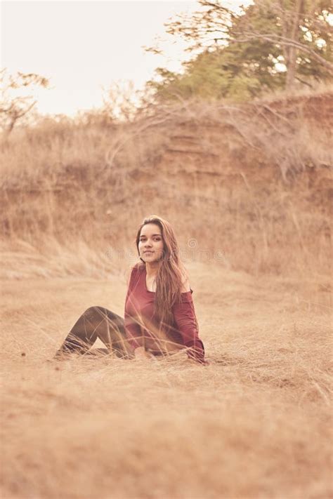 Menina De Latina Que Encontra Se Na Estrada Foto De Stock Imagem De Completamente Loira