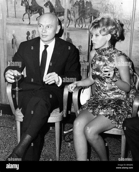 Britt Ekland Schauspielerin Mit Yul Brynner In 1966 Stockfotografie Alamy