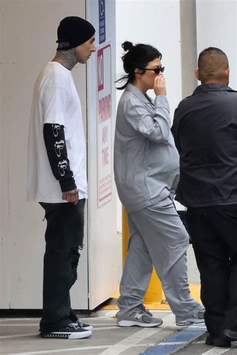Pregnant KOURTNEY KARDASHIAN and Travis Barker Leaves a Hospital in Los