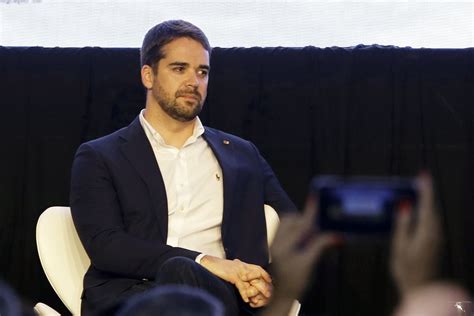 Eduardo Leite assume que é gay e isso é um passo importante num país presidido por um homofóbico