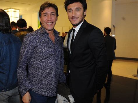 Con un vestido hot Pampita Ardohain deslumbró en el estreno de Desearás al hombre de tu