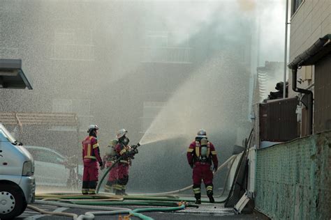 火事場で消火作業中の消防職員が 焼け落ちてきた垂木の下敷きになるのを免れ るために 隣家の庭に避難する行為などは 緊急避難