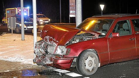 Trotz Blaulicht Und Martinshorn Rettungswagen Wird Gerammt