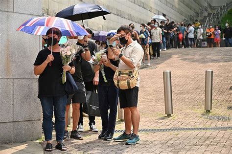 港男奏《榮光歸香港》被拘 港人排長龍悼念英女王被批戀殖心態 中華時報china Times