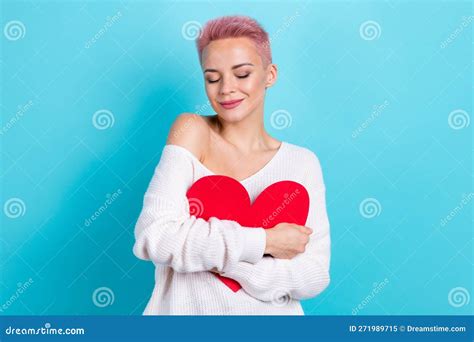 Photo Of Stunning Lady Coquette Wear White Stylish Comfort Clothes Naked Shoulder Hold Red Paper