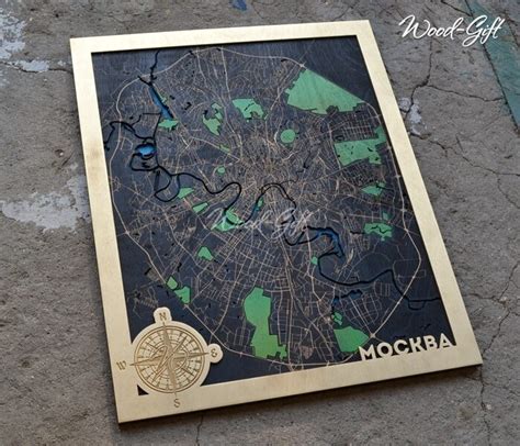 Деревянная карта Москвы с обозначением парков, дорог и рек.