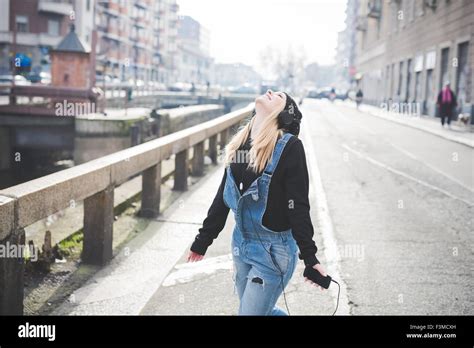 Knie Figur Junge Sch Ne Blonde Glatte Haare Frau In Der Stadt Mit Kopfh Rern Musik H Ren Arme