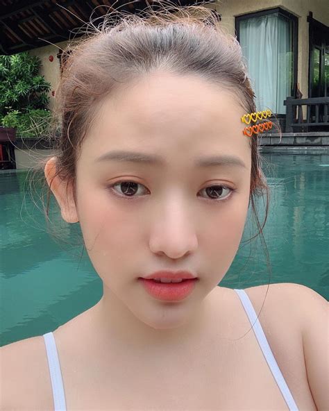 Du lịch kiểu hơi mệt của Thúy Vi ở trong resort cả ngày thay chục bộ bikini bên bể bơi tìm