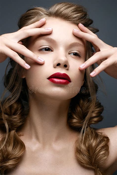 Bella Ragazza Con Le Trecce Ed Il Trucco Delicato Nude Bello Modello Con Le Labbra Rosse