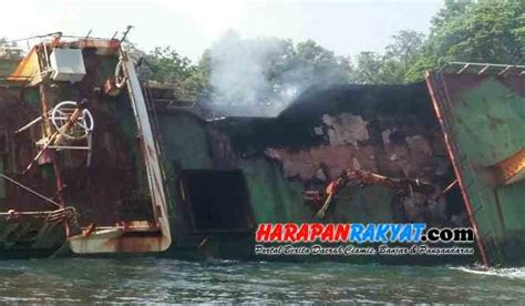 Bangkai Kapal Mv Viking Yang Berada Di Pantai Pasir Putih Pangandaran