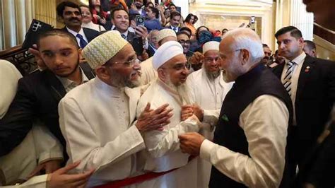 Incredibly Honoured Pm Modi Gets Rousing Welcome From Indian Community In Uae आज का न्यूज़