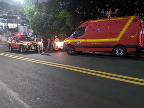 Homem suspeita de embriaguez bate carro em árvore