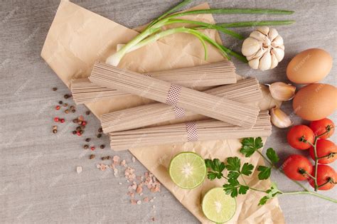 Сырая лапша соба. традиционная японская лапша | Бесплатно Фото