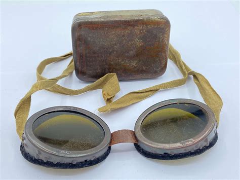 WW2 British Army Boxed Tinted Desert Goggles Marked S.L.M 1942 in Goggles