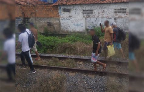 Passageiros andam por trilhos do metrô após curto circuito em trem