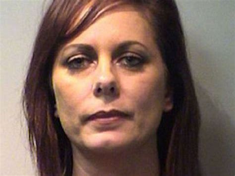 Una tía hot fue detenida por tener sexo con su sobrino cientos de veces