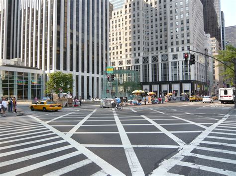 The ultimate guide to the unwritten sidewalk rule for city life 10