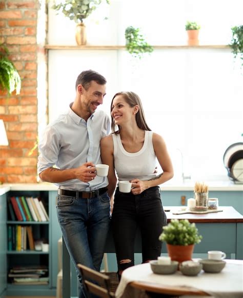 Прекрасная пара, проводящая время вместе дома | Бесплатно Фото