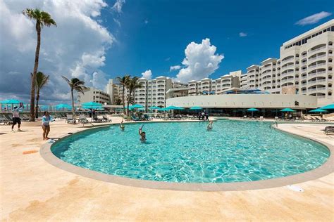 Hilton Cancun Mar Caribe All-Inclusive Resort Pool Pictures & Reviews ...