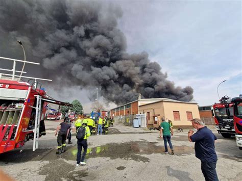 San Giuliano Milanese Grosso Incendio Alla Nitrolchimica