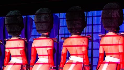 Báo Trung so sánh nơi Lisa diễn thoát y với sex show ở Thái Lan