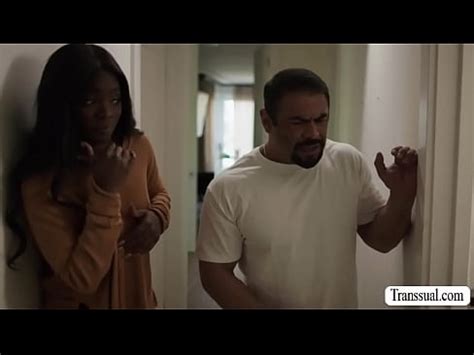 Hot Ebony atrapó a su compañera de cuarto transexual masturbándose en su habitación llama a su