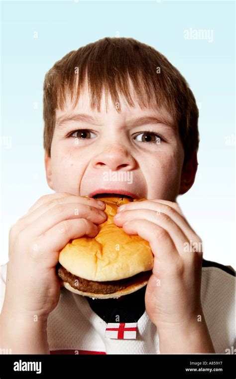 Kids Eating Burger Hi Res Stock Photography And Images Alamy