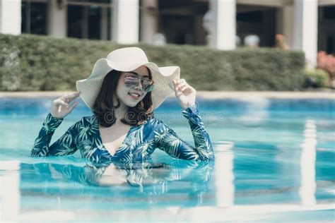 Mujeres Hermosas De Asain Con El Bikini Imagen De Archivo Imagen De Belleza Concepto 140549937