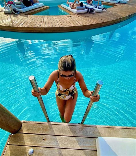 Hot Sexy Niamh Wilson Bikini Pics