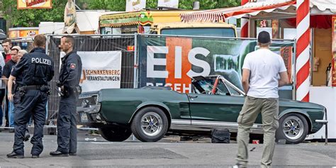 Wagen fährt am Samstag in Menschenmenge Fünf Verletzte bei Unfall auf