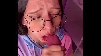 Chica Nerd Con Gafas Obtener Corrida En La Cara Linda XVIDEOS