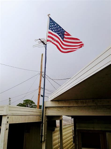 Bandeira Americana Que Acena Sobre A Constru O Imagem De Stock