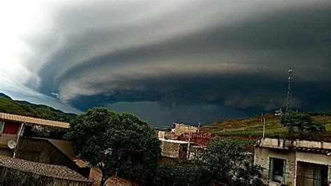 Tempestade Minas Gerais - Moradores registram célula de tempestade atingindo cidade de Minas Gerais