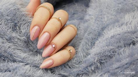 Nude ze złotem w postaci naklejek D i różowym nude Lakierowniczka