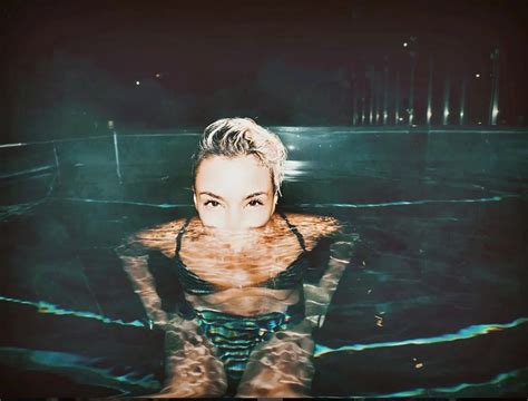 Photos Shy M En Bikini Pour Un Bain De Minuit La Montagne Elle N A Peur De Rien