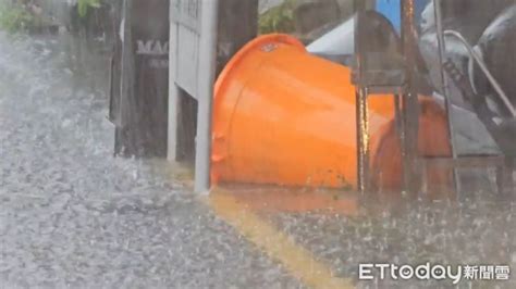 雨彈狂炸！屏東淹水慘況曝光「水深半顆輪胎」騎士冒雨狼狽通過 Ettoday社會新聞 Ettoday新聞雲