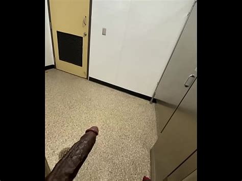 balanceando mi polla en el baño de mujeres junto a la puerta XVIDEOS