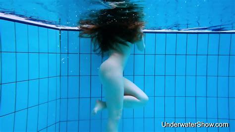 Hot Bubble Butt Teen Simonna Underwater