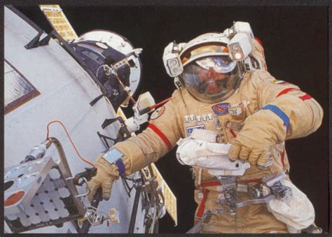 В открытом космосе космонавт С. К. Крикалев | Президентская библиотека ...