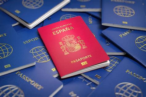 Passaporte Da Espanha Na Pilha De Passaportes De Outros Pa Ses Conceito