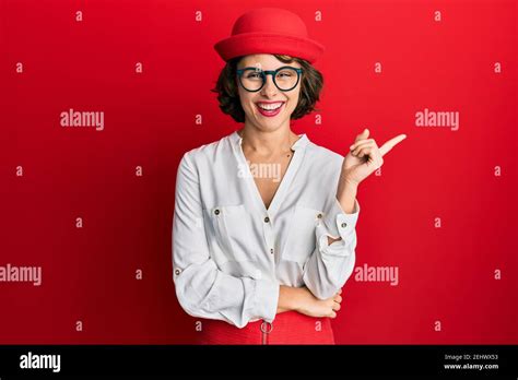 Jeune Femme Brunette Portant Le Style D H Tesse Et Des Lunettes Souriantes Heureux En Pointant