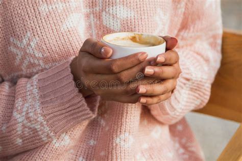 Dos Manos Que Sostienen Una Taza Caliente De Té O De Café Foto de