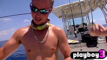 Pequeña rubia se masturba en el barco con chicas calientes XVIDEOS