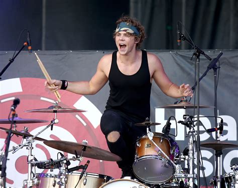 ashton irwin net worth 2022
