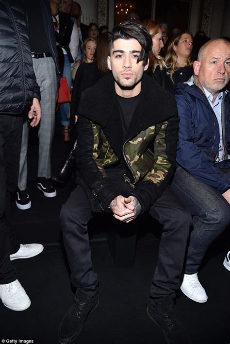 Gigi Hadid Strips Off For Nude Selfie With Zayn Malik Daily Mail Online