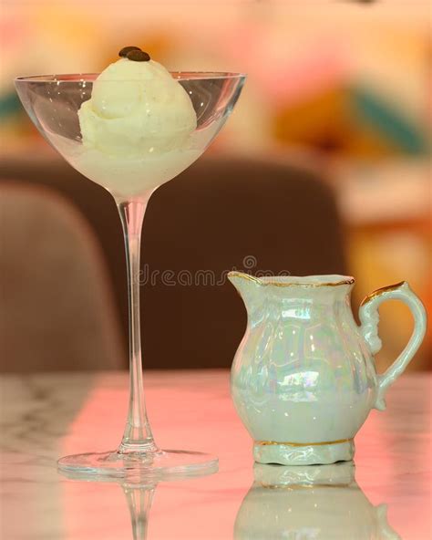 Helado De Vainilla Sundae En Vaso De Vidrio Con Topo De Chocolate En La