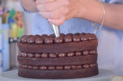 Naked Cake De Brigadeiro E Morango