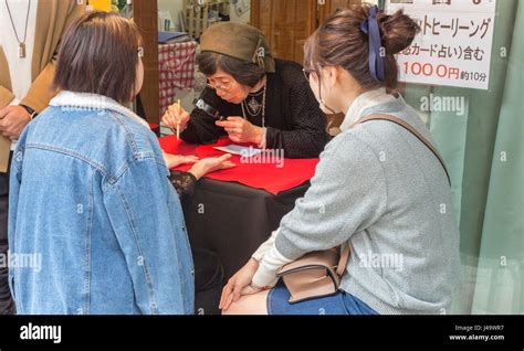 Nagasaki Japon Mars Une Femme Japonaise Mature Est En Train De Lire Les Lignes De